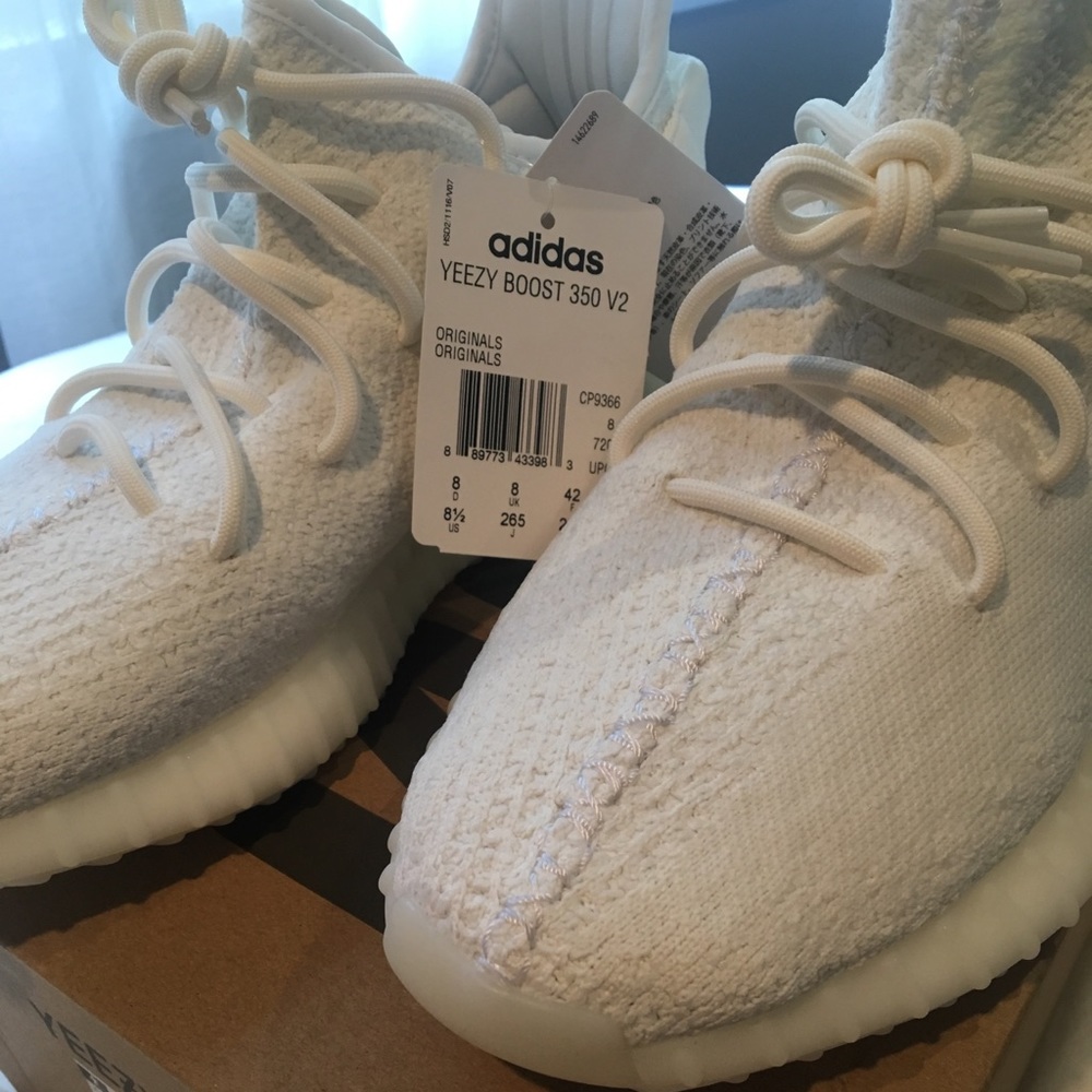 Yeezy Boost 350 V2 Triple White. M 8.5 W 9.5